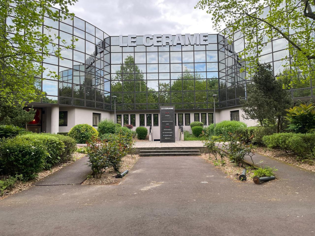 Office in Cergy to rent Building Photo- Image 1 of 11