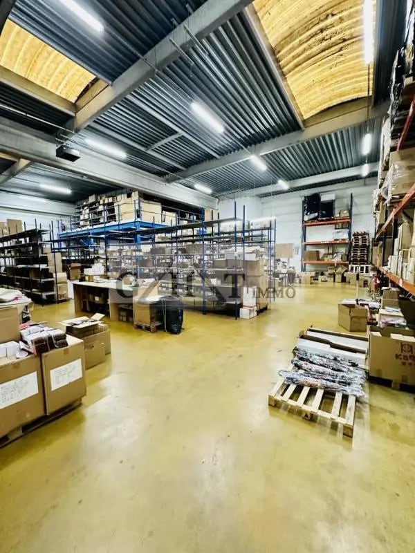 Location Entrepôt 852 m² - Photo 1