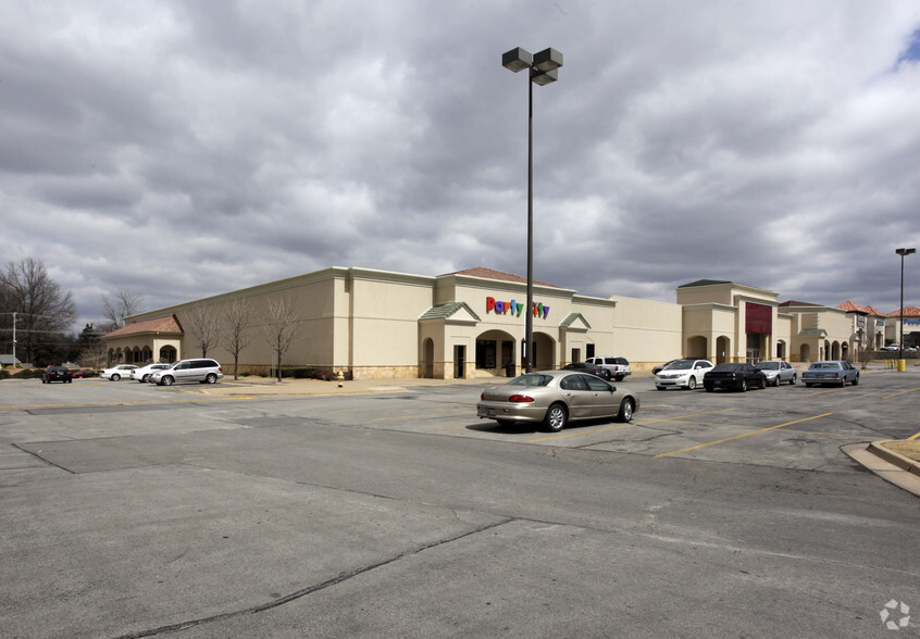 4909-5231 E 41st St, Tulsa, OK for rent - Building Photo - Image 3 of 11