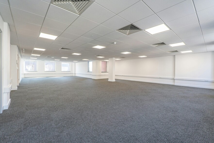93-94 Queens Rd, Brighton to rent - Building Photo - Image 2 of 11