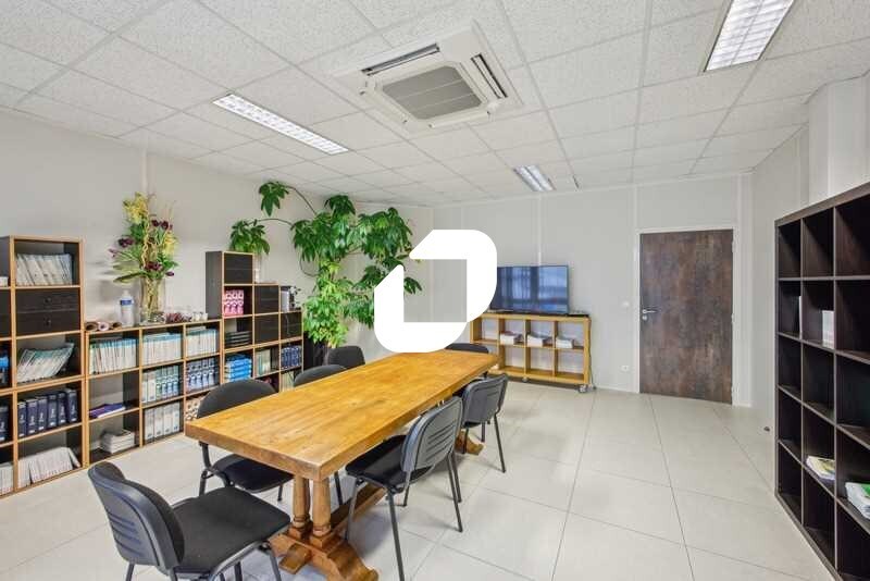Office in Les Essarts-le-Roi to rent Interior Photo- Image 1 of 11