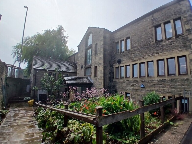 Wakefield Rd, Huddersfield to rent - Building Photo - Image 2 of 14