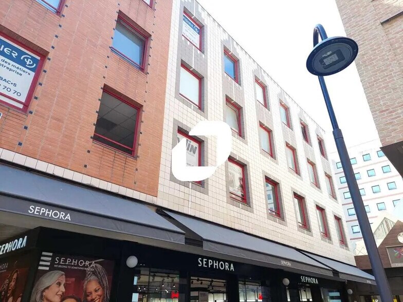 Office in Montigny-le-Bretonneux to rent - Building Photo - Image 3 of 9