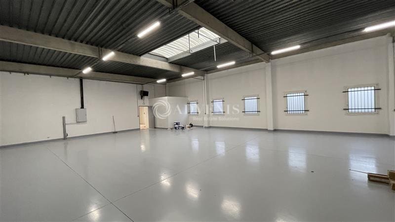 Light Industrial in Lognes to rent - Interior Photo - Image 3 of 8