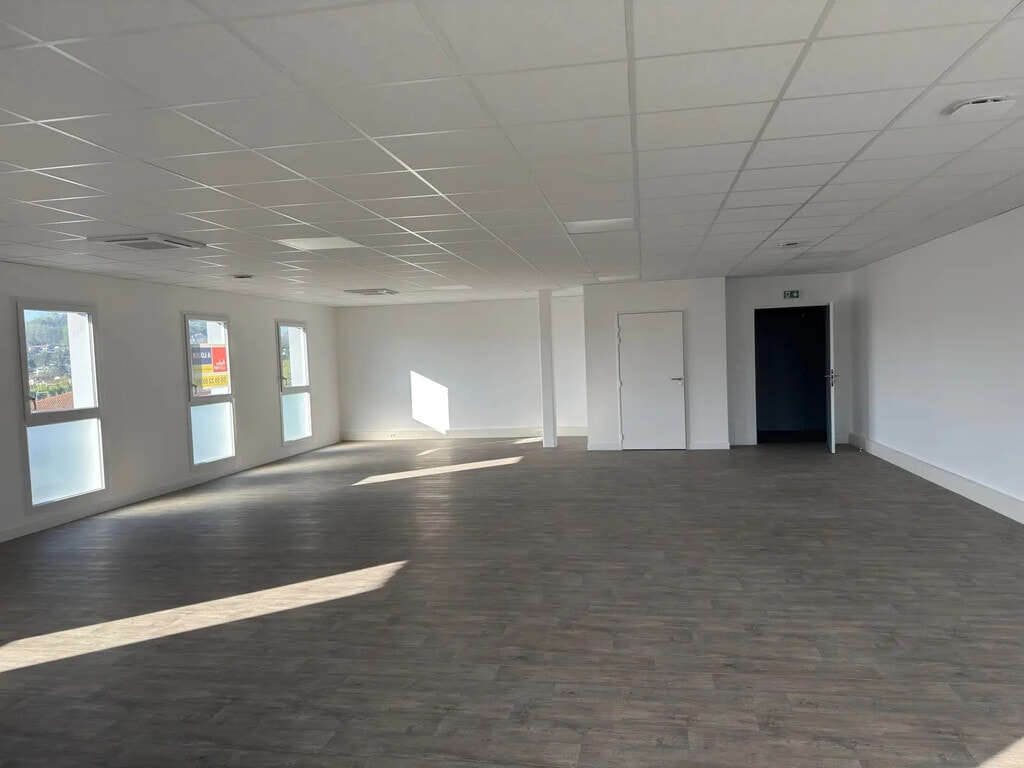 Location Bureaux 114 m² - Photo 1