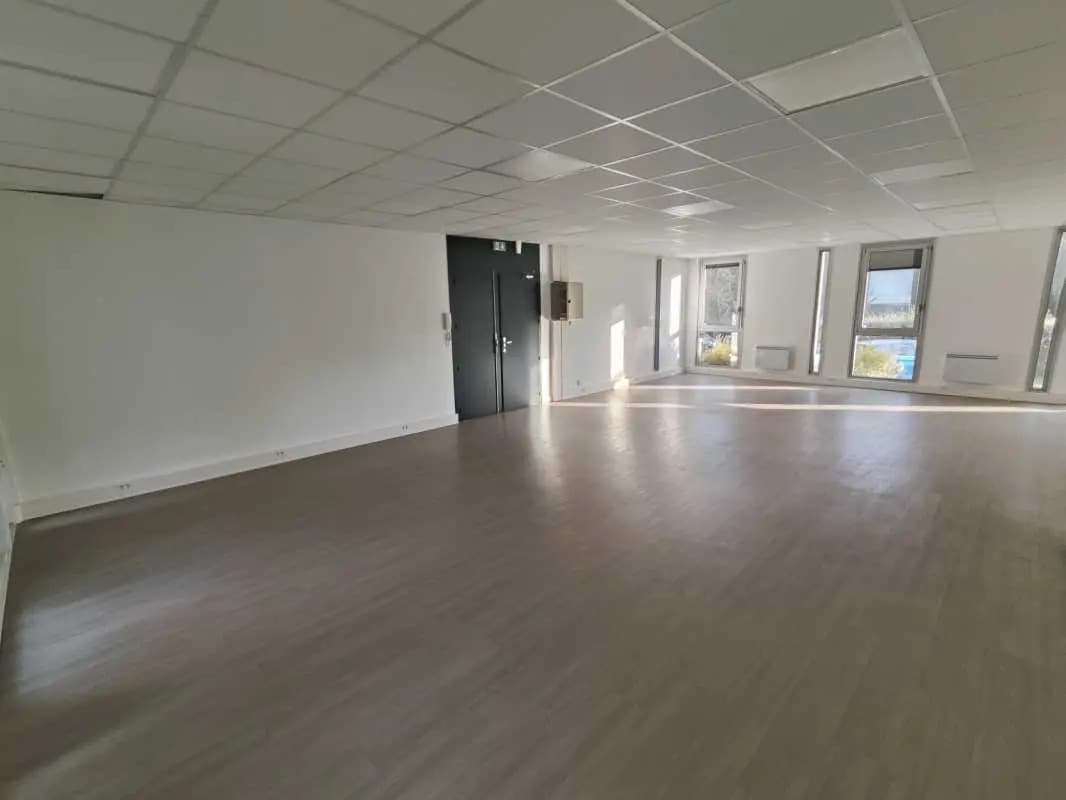 8 Rue Des Frères Caudron, Vélizy-Villacoublay, YVE 78140 - Unit 03 -  - Interior Photo - Image 1 of 2