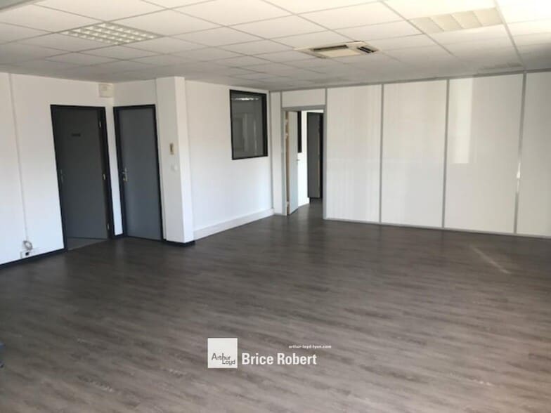 9 Rue De La Perlerie, Vaulx-en-Velin to rent - Interior Photo - Image 2 of 8