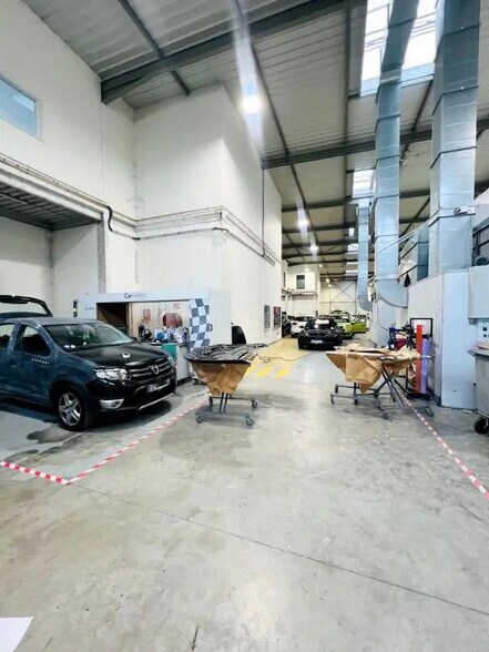 Light Industrial in Élancourt to rent - Building Photo - Image 2 of 13
