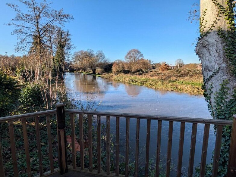 Douglas Dr, Godalming to rent - Building Photo - Image 3 of 9