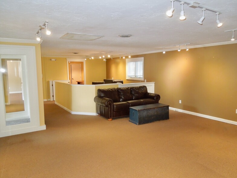 88 Sandwich St, Plymouth, MA for rent - Interior Photo - Image 2 of 8