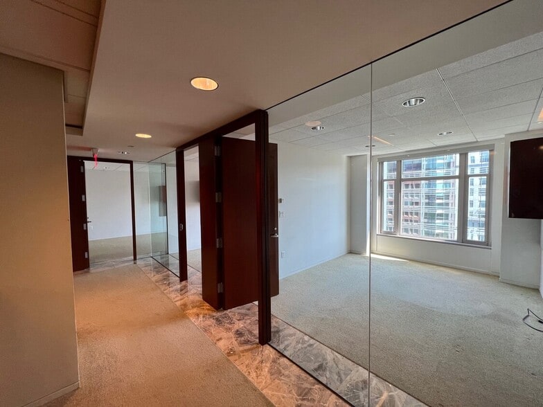 800 Connecticut Ave NW, Washington, DC to rent - Interior Photo - Image 3 of 19