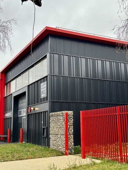 Light Industrial in Sucy-en-Brie to rent - Building Photo - Image 2 of 6