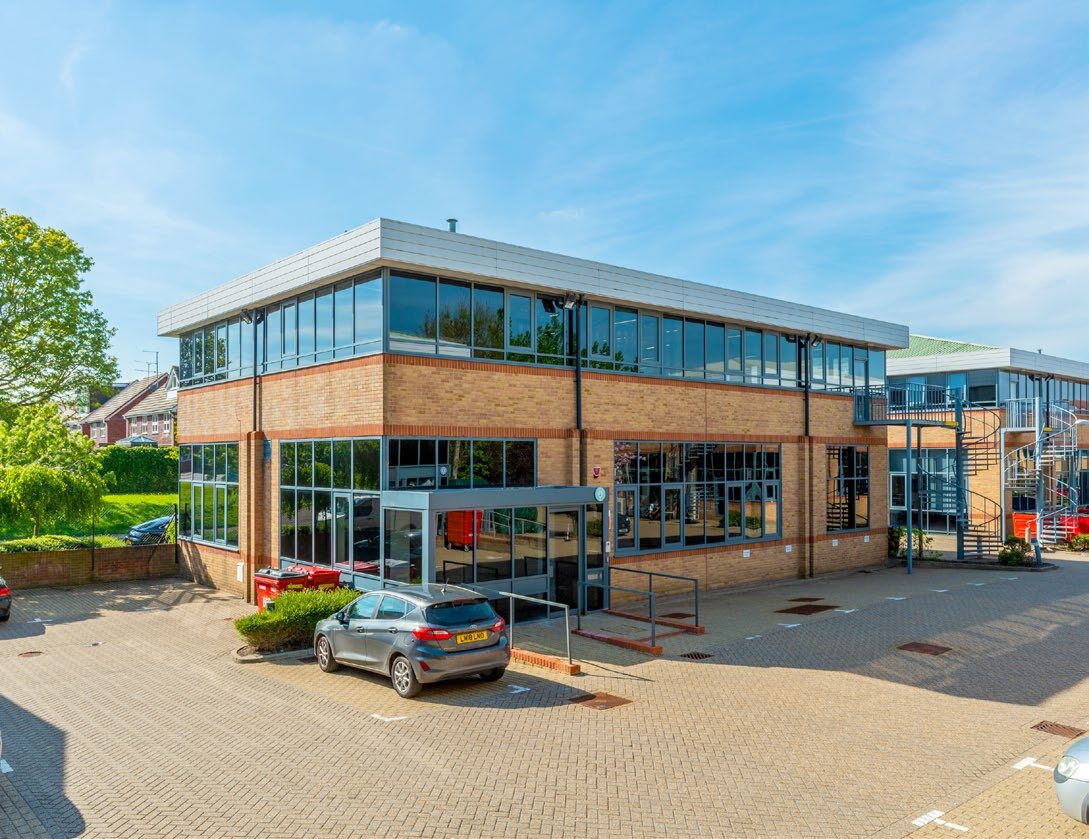 Beaconsfield Rd, Hatfield to rent Building Photo- Image 1 of 5