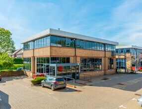 Beaconsfield Rd, Hatfield to rent Building Photo- Image 1 of 5