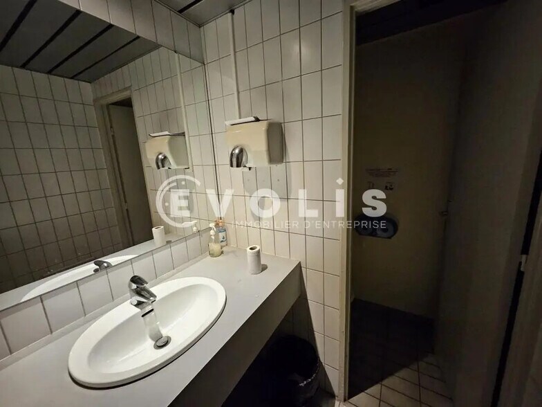 Light Industrial in Vitry-sur-Seine to rent - Interior Photo - Image 2 of 18