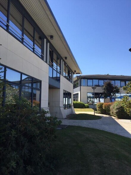 Industrial in Trappes to rent - Building Photo - Image 2 of 4