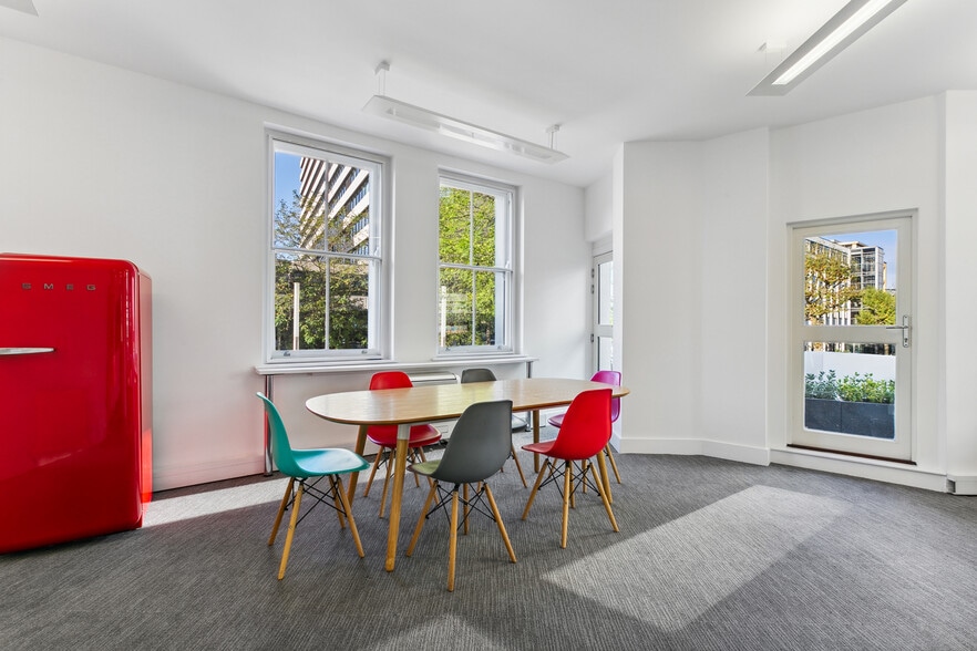 7-8 Lyric Sq, London to rent - Building Photo - Image 3 of 13