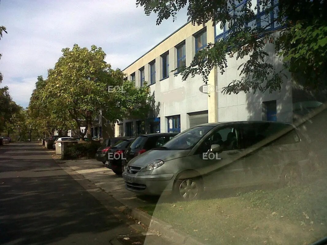 Light Industrial in Croissy-Beaubourg for sale Building Photo- Image 1 of 12