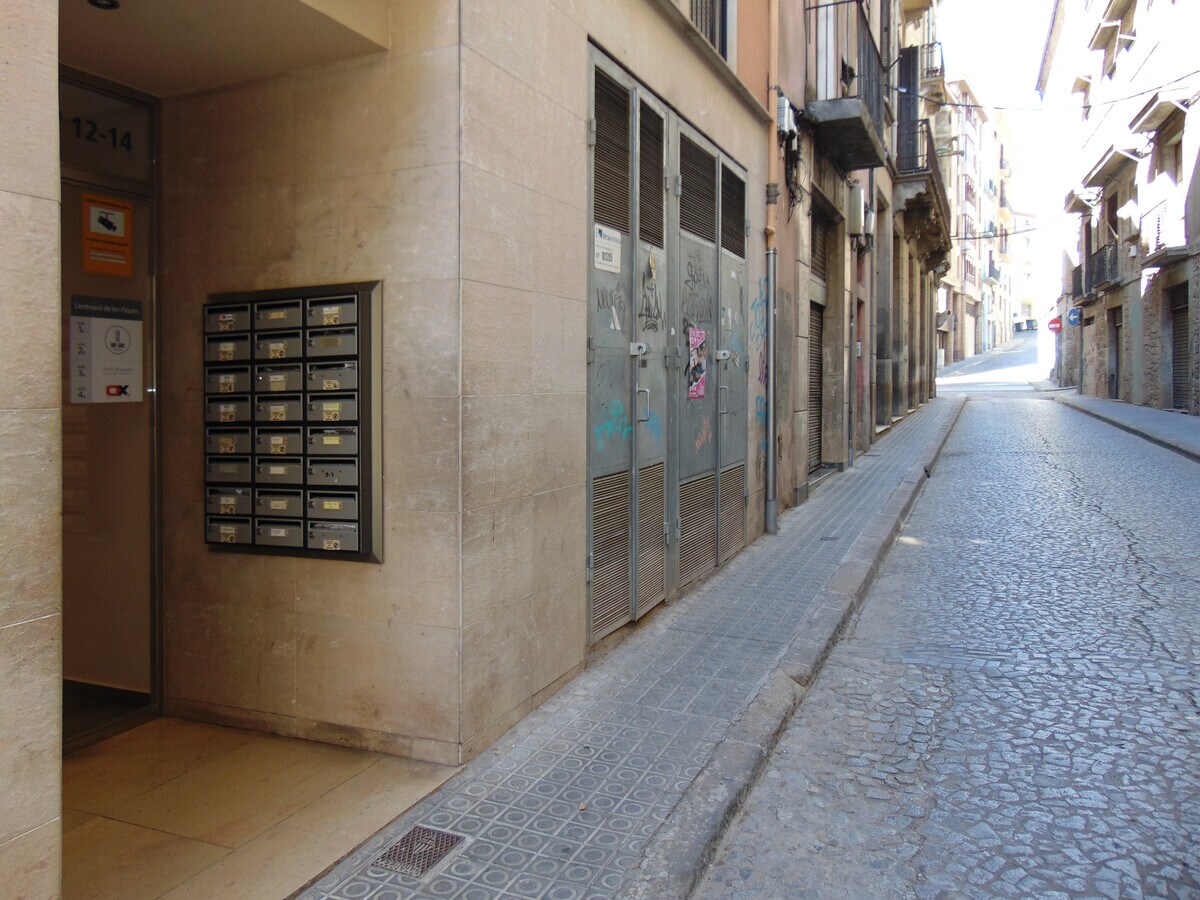 Manresa, BAR 08241 - Unit - -  - Interior Photo - Image 2 of 7