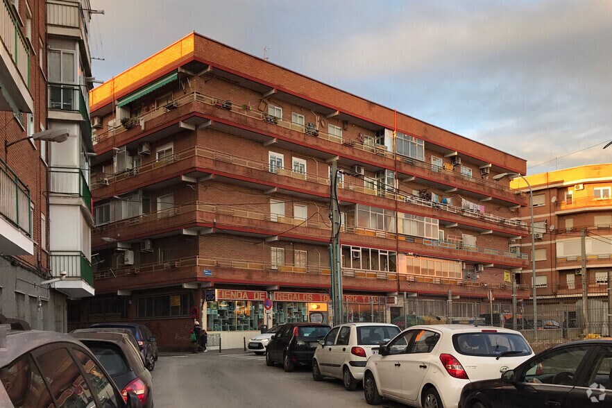 Retail in Fuenlabrada, Madrid to rent - Primary Photo - Image 1 of 2