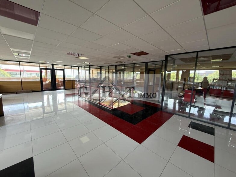Industrial in Bondoufle to rent - Interior Photo - Image 3 of 8