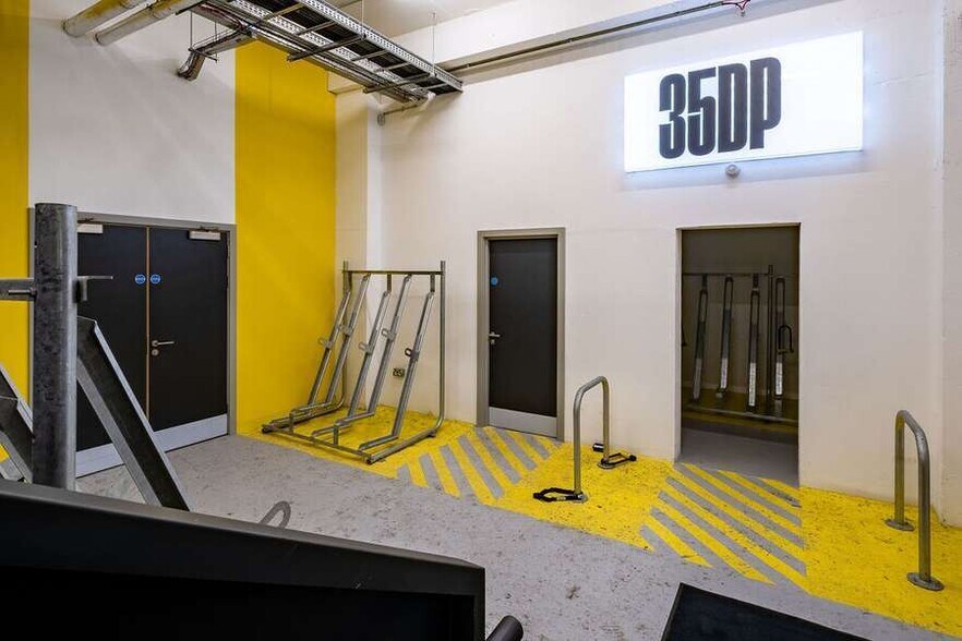 42-46 Fountain St, Belfast to rent - Building Photo - Image 1 of 9