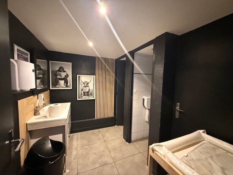 Retail in Marseille to rent - Building Photo - Image 2 of 9