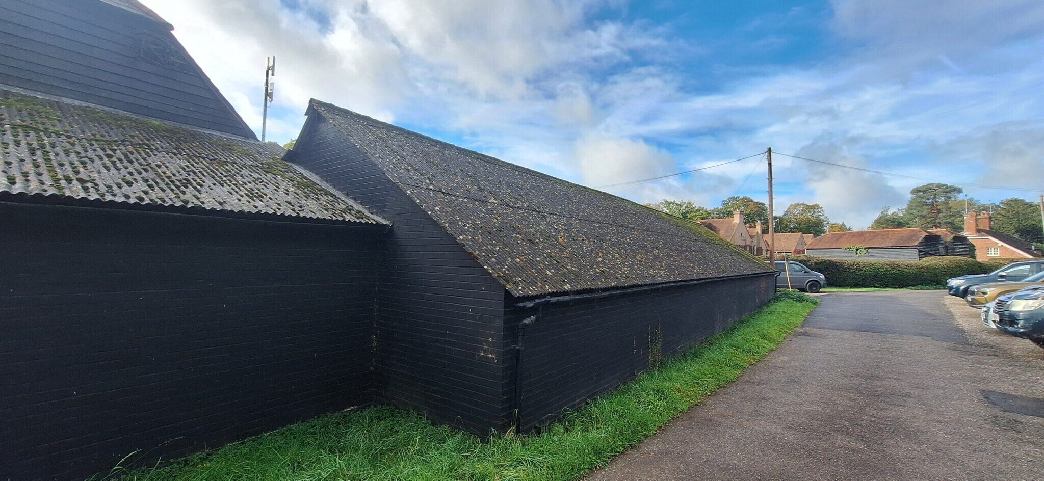 Castle Ln, West Grinstead to rent Building Photo- Image 1 of 6