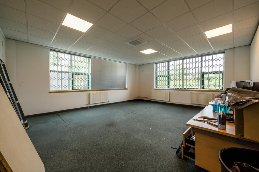 750-790 Mandarin Ct, Warrington to rent - Building Photo - Image 2 of 8