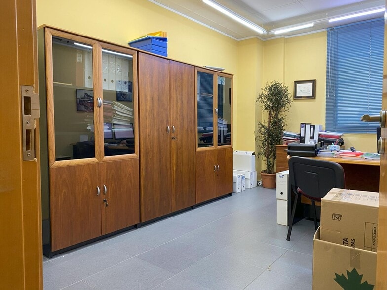 Retail in València to rent - Interior Photo - Image 1 of 12