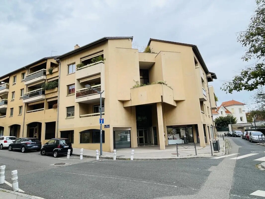 Retail in Lyon for sale Building Photo- Image 1 of 13