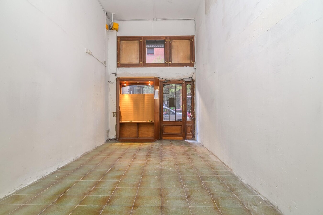 Manresa, BAR 08241 - Unit - - - Interior Photo - Image 1 of 11