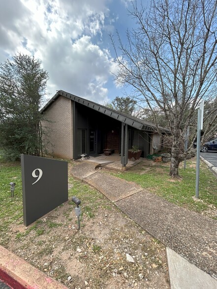 2525 Wallingwood Dr, Austin, TX for rent - Building Photo - Image 1 of 6