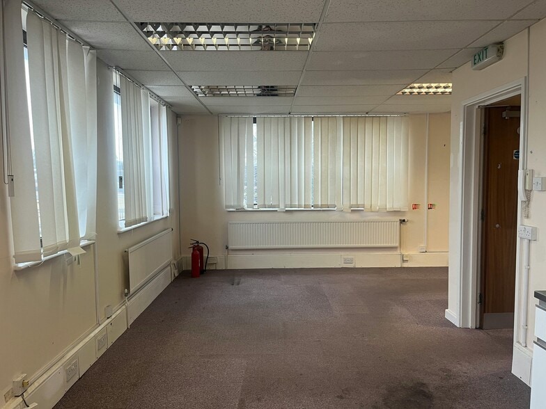 Gatehouse Clos, Aylesbury to rent - Building Photo - Image 3 of 10