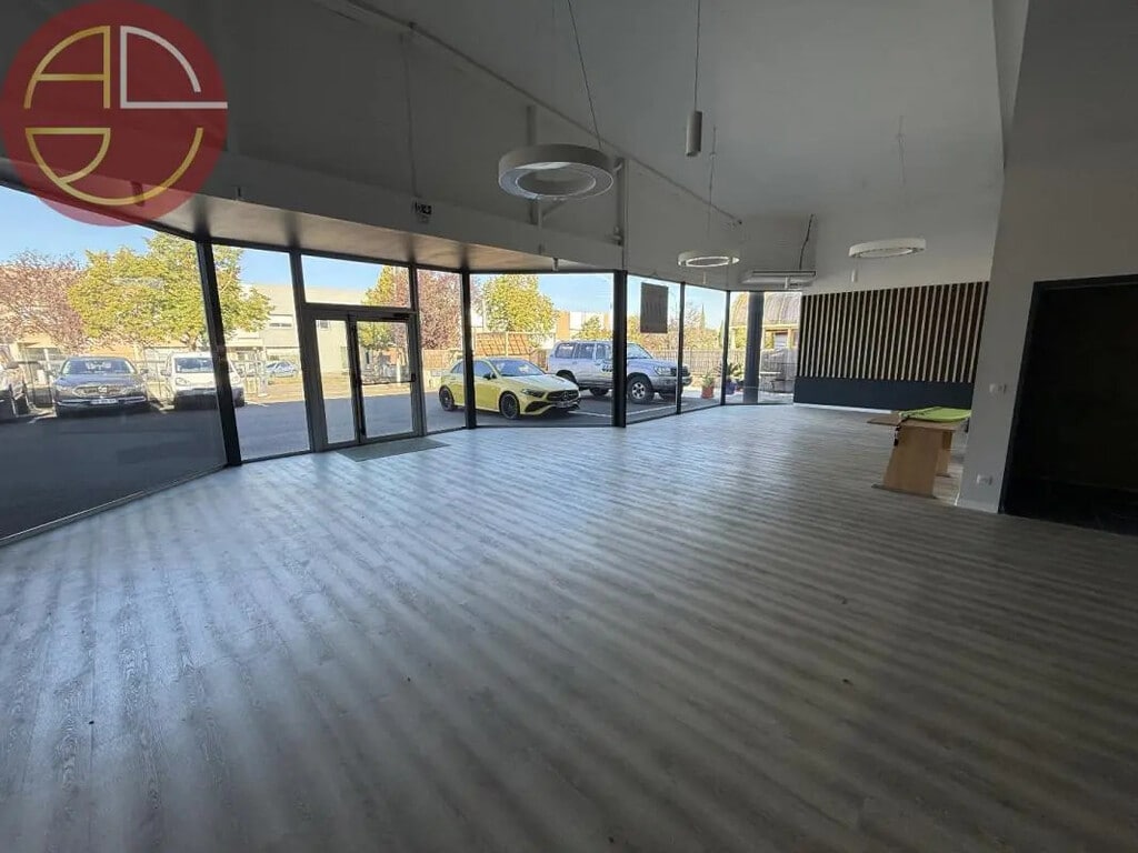 Location Commerce 270 m² - Photo 1