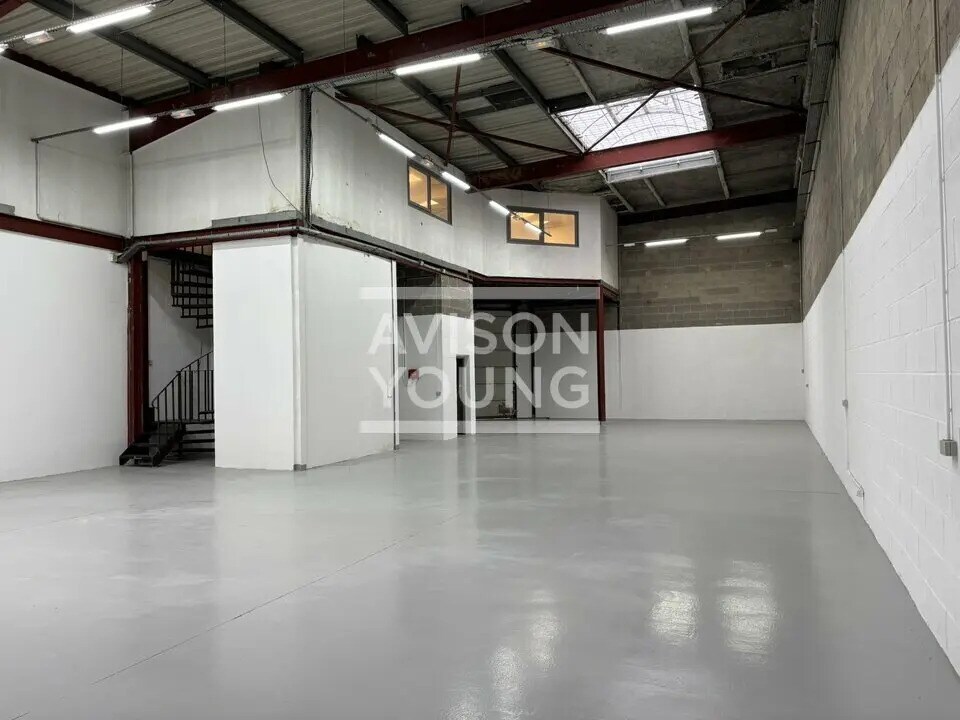 Light Industrial in Le Thillay to rent Building Photo- Image 1 of 7