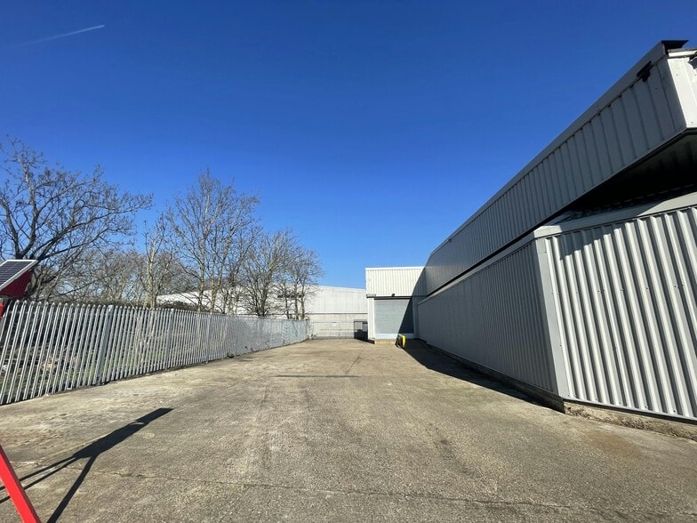 Windmill Road West, Sunbury On Thames to rent - Building Photo - Image 3 of 21