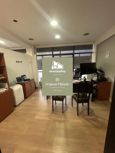 Office in Ollioules to rent - Interior Photo - Image 1 of 7