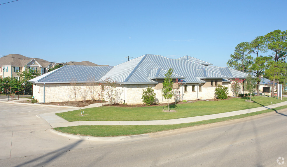 2401 W Oak St, Denton, TX for rent - Building Photo - Image 2 of 18