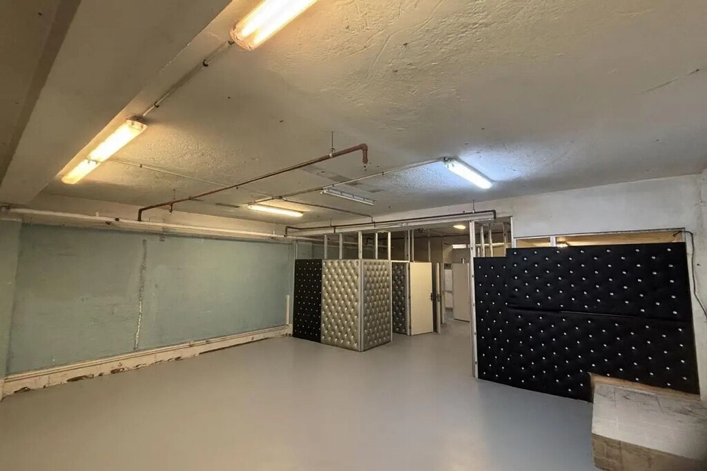 Location Entrepôt 111 m² - Photo 1