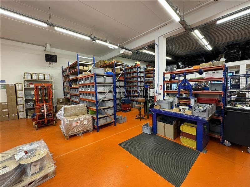 Light Industrial in Croissy Beaubourg for sale Interior Photo- Image 1 of 13