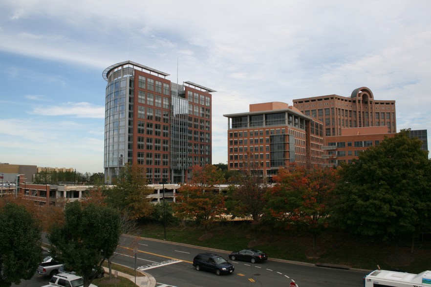 1850 Towers Crescent Plz, Vienna, VA for rent - Building Photo - Image 2 of 9