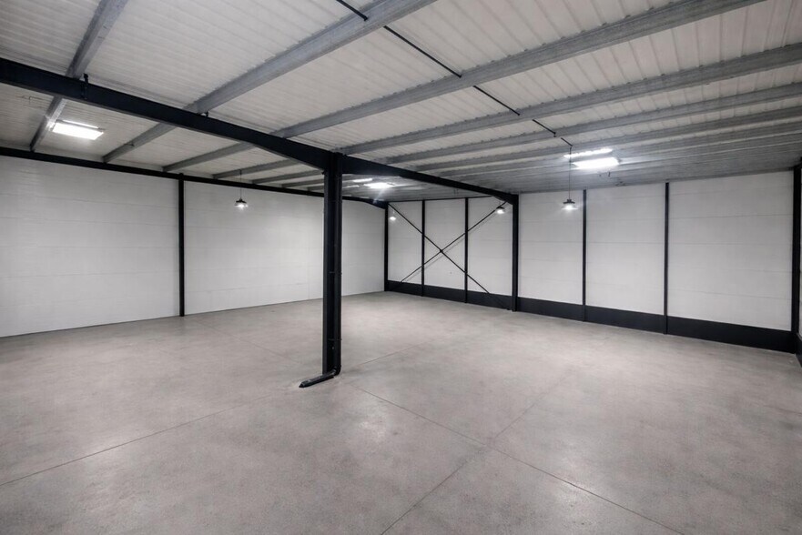 Light Industrial in Plaisance-du-Touch to rent - Interior Photo - Image 2 of 13