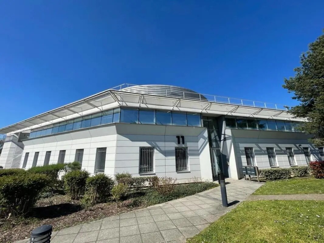 11 Rue Edison, Bron to rent Building Photo- Image 1 of 11