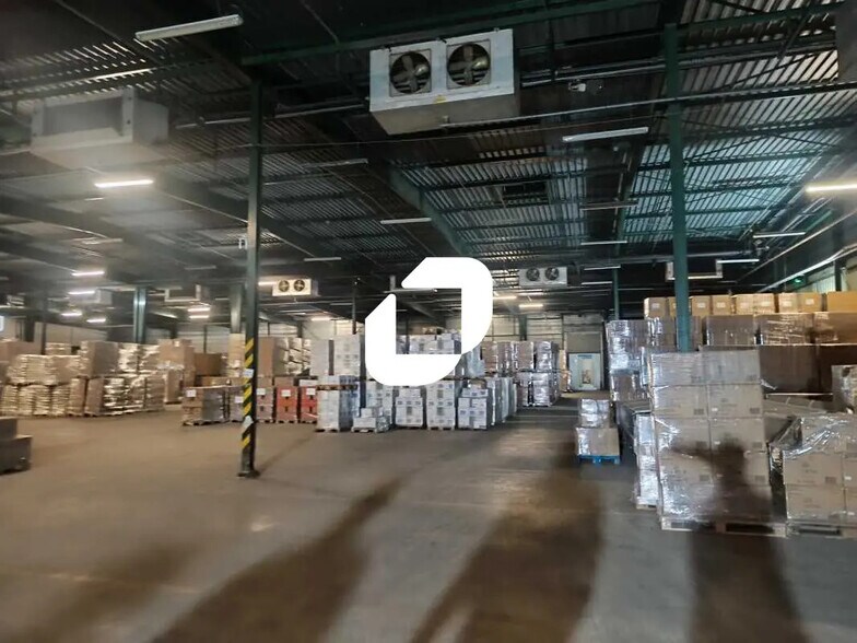 18 Rue Du Puits Dixme, Orly to rent - Interior Photo - Image 3 of 7