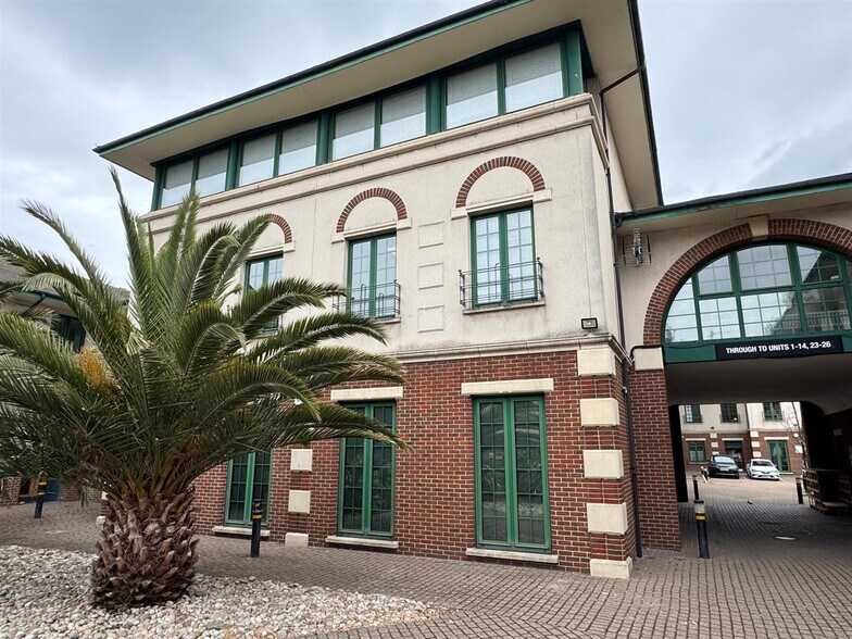 Bourne Court, Southend Rd, Woodford Green to rent - Building Photo - Image 1 of 6