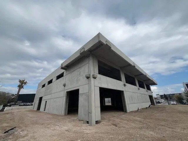 Location Local d'activités 1 400 m² - Photo 1