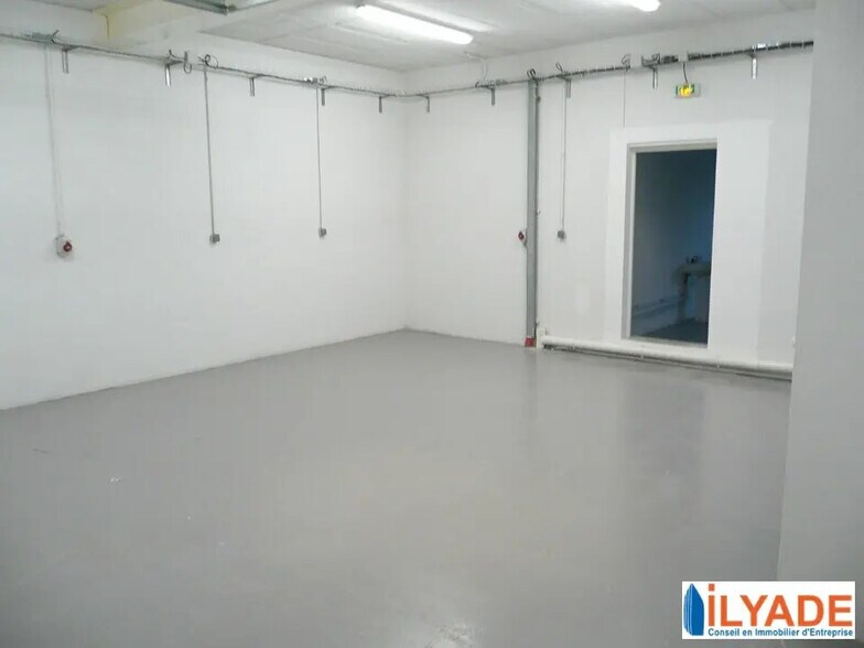 Office / Retail in Rousset to rent - Building Photo - Image 2 of 7