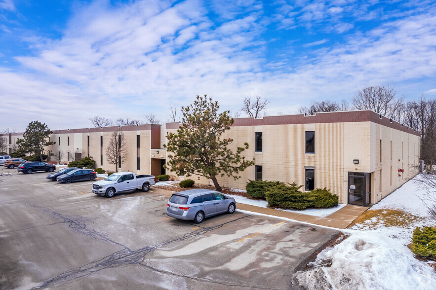 16255-16351 W Lincoln Ave, New Berlin, WI for rent - Primary Photo - Image 1 of 7