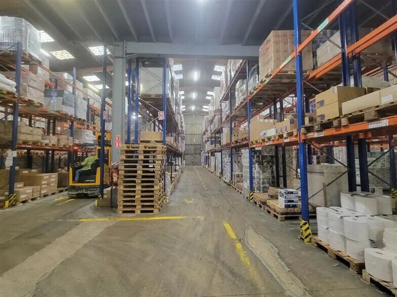 Industrial in Villeneuve-la-Garenne to rent - Interior Photo - Image 3 of 7